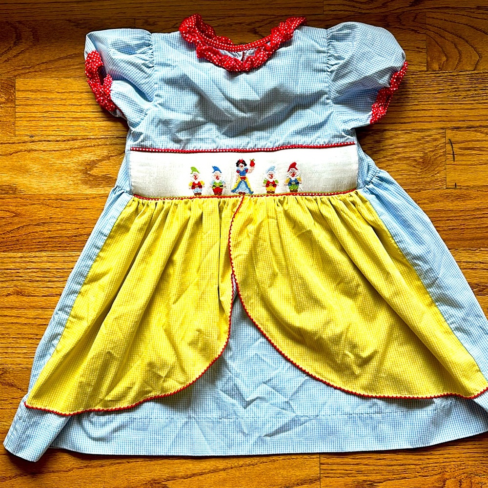 Snow white, Smocked girl’s dress.